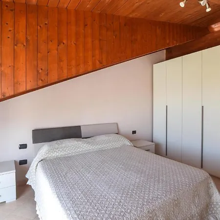 Gorgeous Apartment In Limbadi With Wifi *
