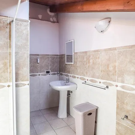 Gorgeous Apartment In Limbadi With Wifi *